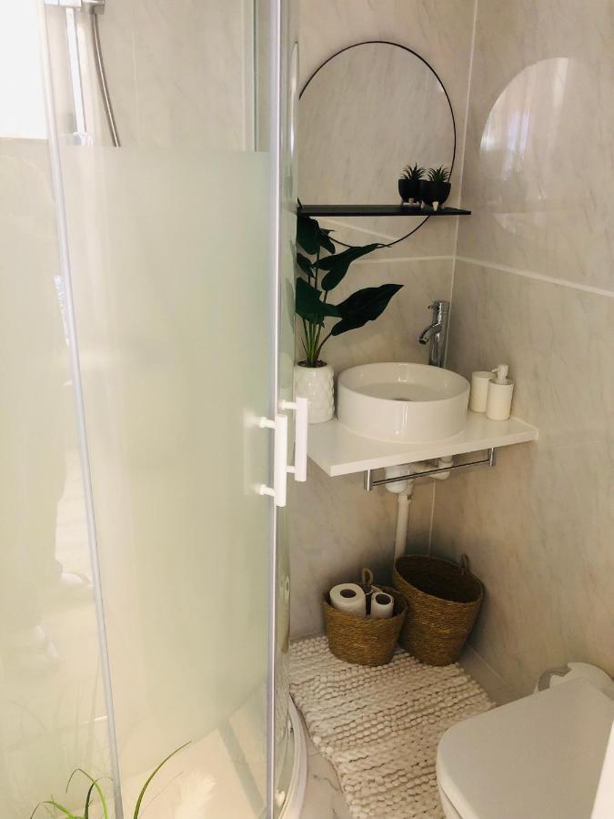 Meezee Pearl Double Bed Lodge With Free Parking Salford  Exteriör bild