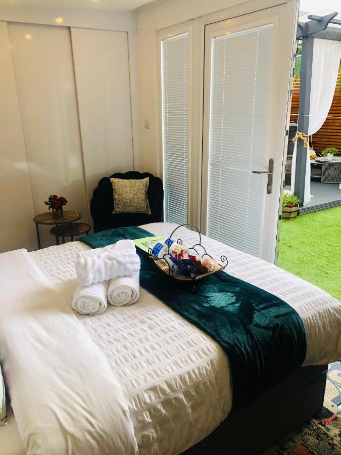 Meezee Pearl Double Bed Lodge With Free Parking Salford  Exteriör bild