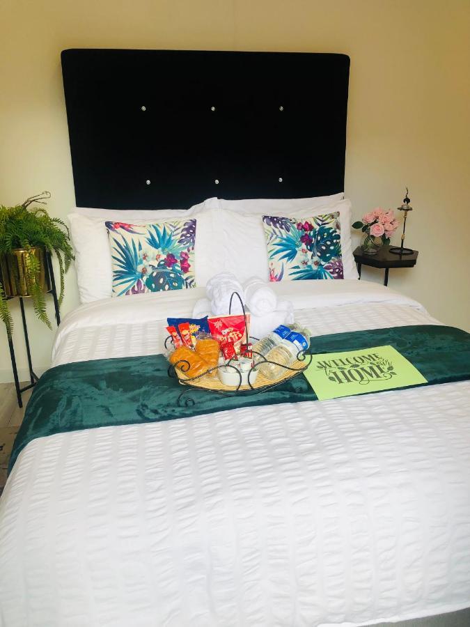 Meezee Pearl Double Bed Lodge With Free Parking Salford  Exteriör bild