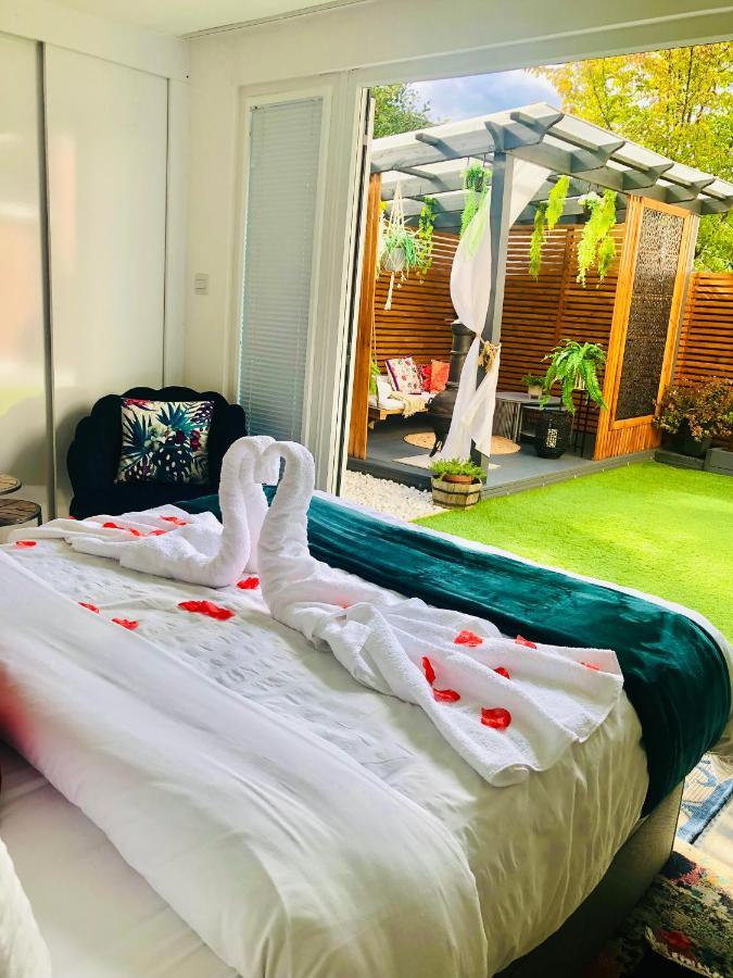 Meezee Pearl Double Bed Lodge With Free Parking Salford  Exteriör bild