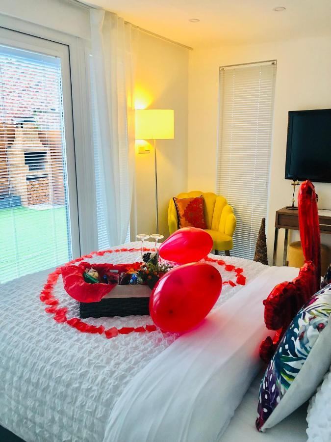 Meezee Pearl Double Bed Lodge With Free Parking Salford  Exteriör bild